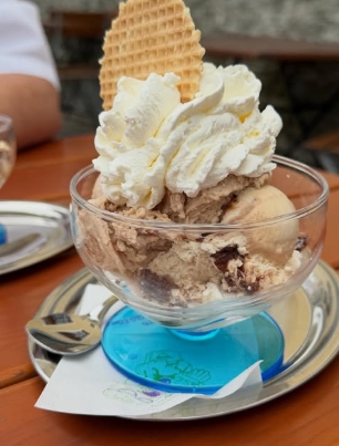 Schokoeisbecher mit Sahne und Waffel